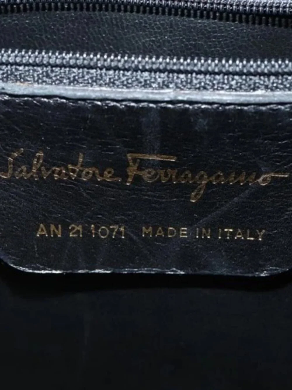 Salvatore Ferragamo Gancini Shoulder Bag Enamel Black Gold Auth 87741